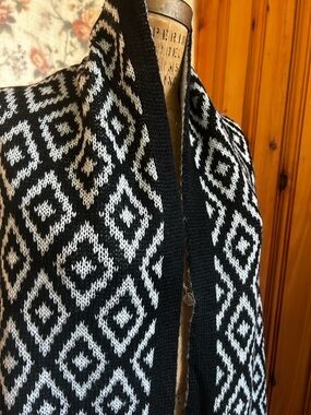 Shiraleah Black & White Geometric Knit Ladies Shawl Wrap